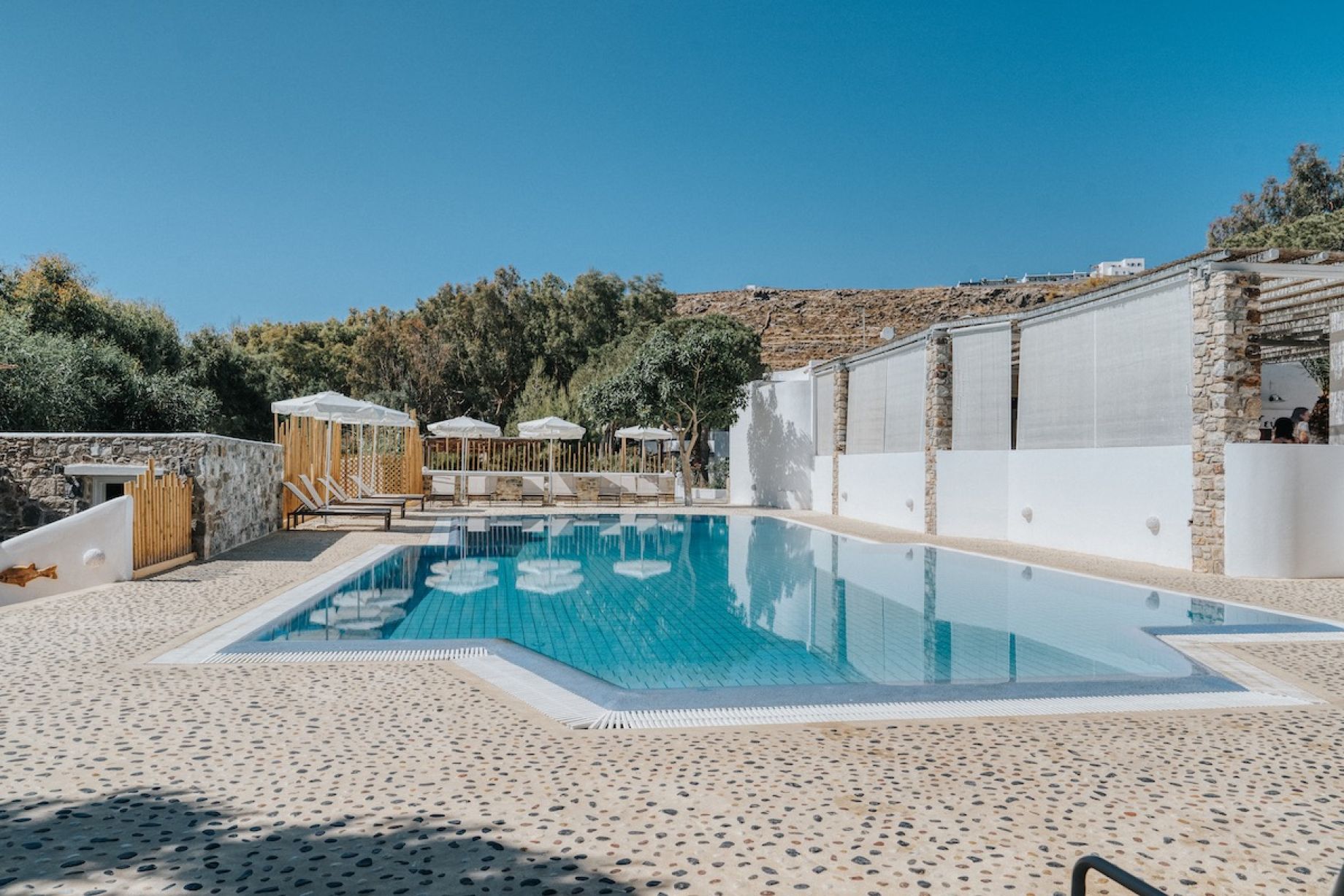 Coralli  Sea Side Resort Αξέχαστες Διακοπές στην παραλία Λιβαδάκια της Σερίφου Lounge Bar δίπλα στη θάλασσα. Ζήσε διακοπές χαλάρωσης & ηρεμίας στη μαγευτική αμμώδη παραλία ή την πισίνα