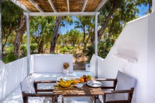 Όλες οι παροχές  για ανέμελες διακοπές στη Σέριφο στη Παραλία Λιβαδάκια, στις Κυκλάδες