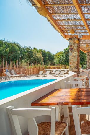 Όλες οι παροχές  για ανέμελες διακοπές στη Σέριφο στη Παραλία Λιβαδάκια, στις Κυκλάδες