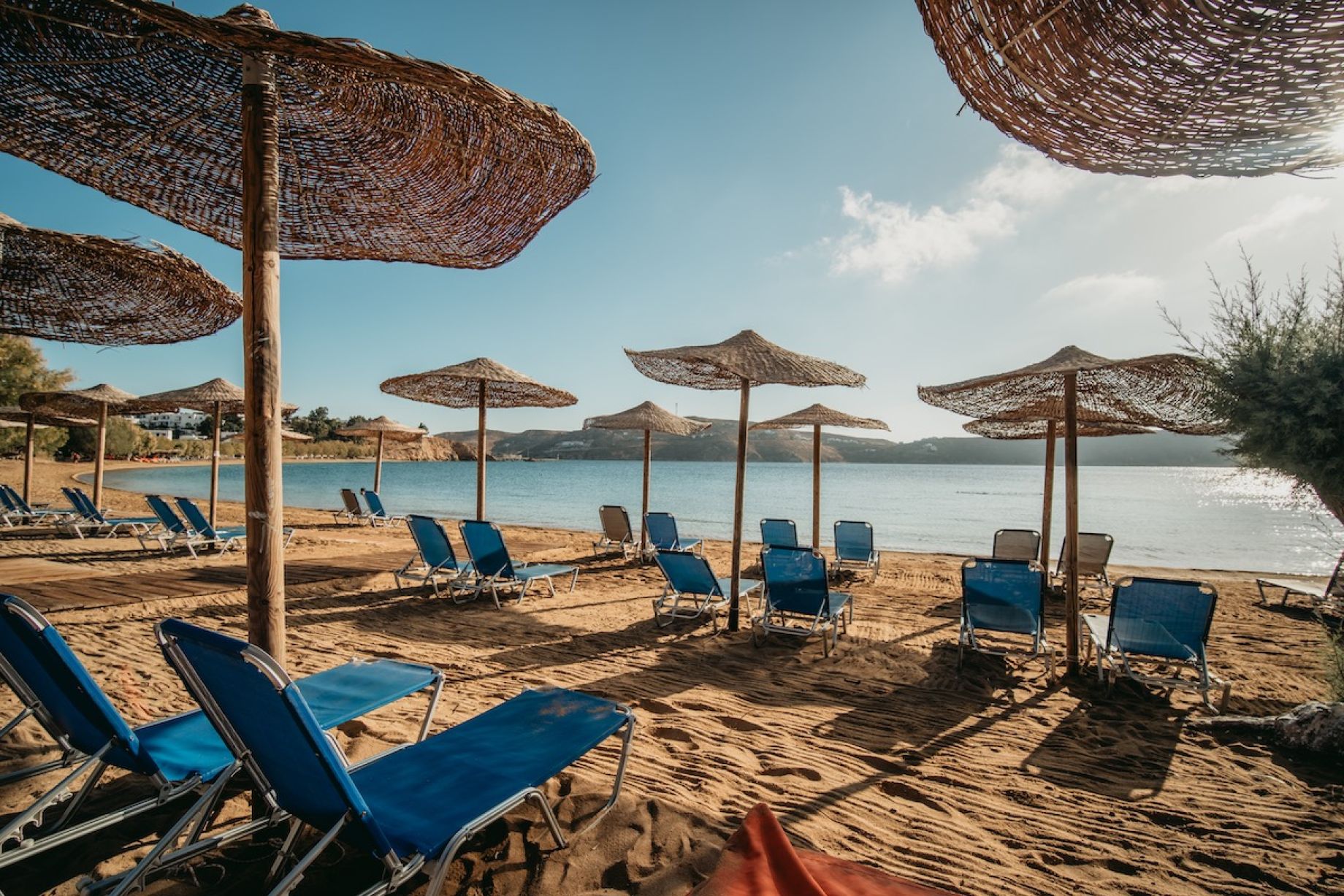 Coralli  Sea Side Resort Αξέχαστες Διακοπές στην παραλία Λιβαδάκια της Σερίφου Lounge Bar δίπλα στη θάλασσα. Ζήσε διακοπές χαλάρωσης & ηρεμίας στη μαγευτική αμμώδη παραλία ή την πισίνα
